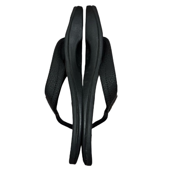 Olukai women’s Black Flip Flops - Picture 2 of 4